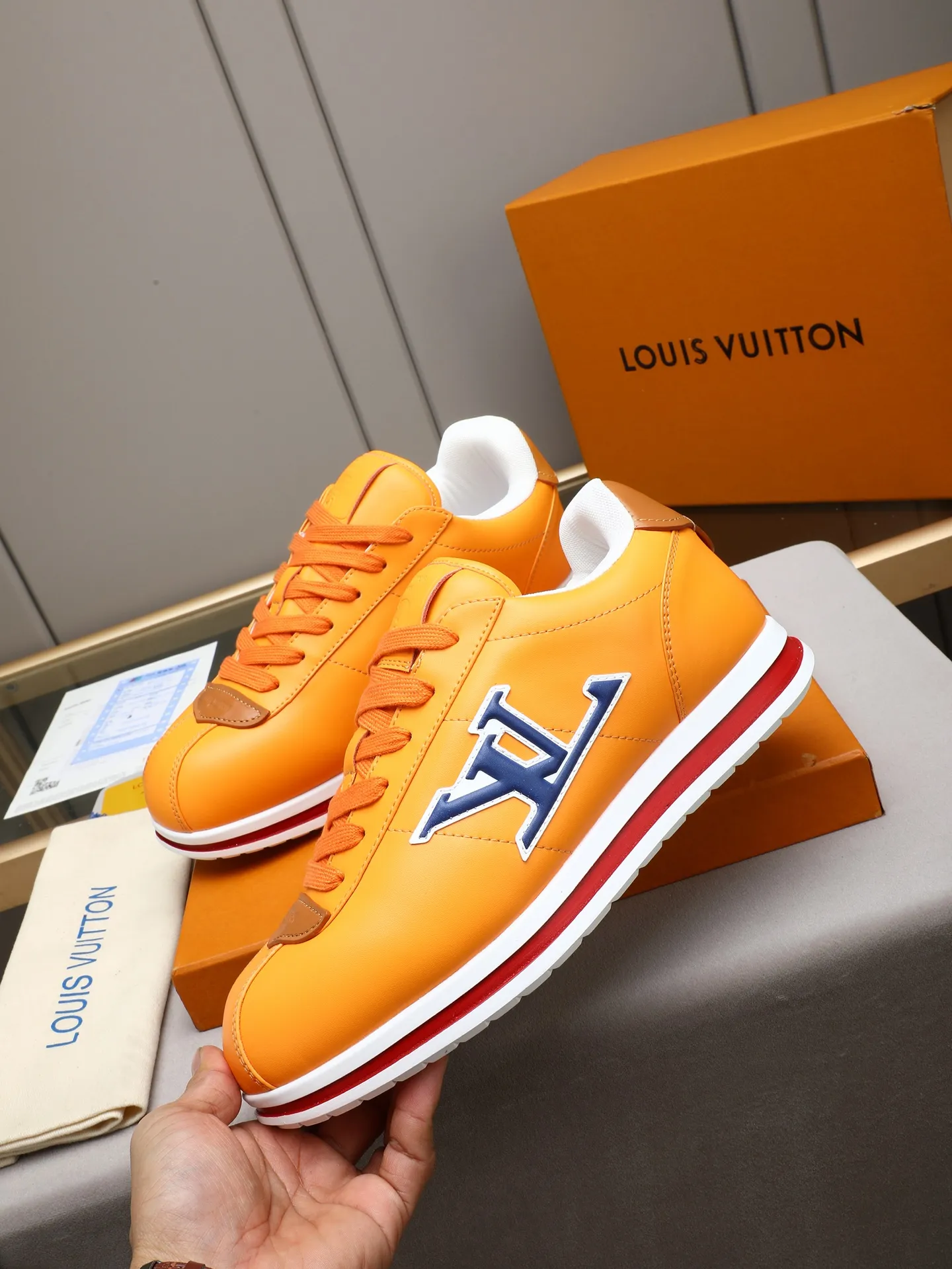 PP560 LV Louis Vuitton L Jialu Brand Runner Tatic Series Thick-soled Casual Sports Shoes Running Shoes Original purchase, development and production This LV Runner Tatic sports shoe combines technical materials such as mesh fabric and ribbons to interpret the inspiration of traditional mountaineering shoes. LV letters are written on one side, the lariat buckle of the quick lacing system is embellished with Monogram flowers and Louis Vuitton logos, and the light and wear-resistant rubber outsole completes the whole. ▪️Fabric: Original imported cowhide + mesh ▪️Inner lining: Original customized breathable mesh ▪️Sole: Original open-molded anti-slip rubber combination material ▪️Size: Men's 38-44 (customized for 45 and 46)